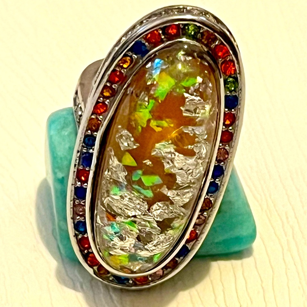 Ring silvertone with Opal like iridescent statement piece